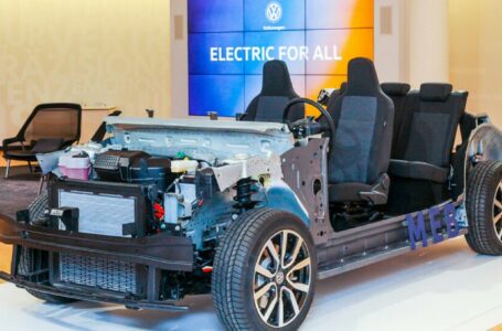 Mobilità sostenibile, Volkswagen sfida Tesla: “più auto elettriche entro il 2023”