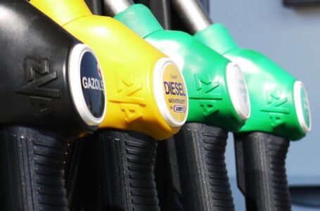 Prezzi benzina in calo, in media 1,658 di euro al litro sul self. Giù anche il diesel