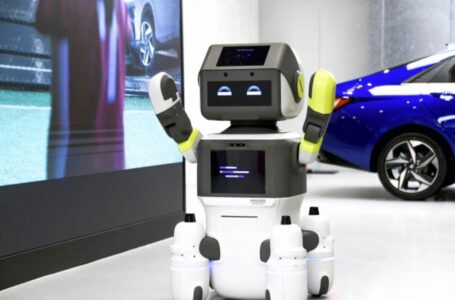 Auto, con il Covid in concessionaria arriva Dal-e: il robot umanoide capace di comunicare con i clienti