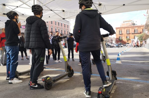 Bari, oggi in piazza corso di guida sicura sui monopattini. De Renzo: “Importante sensibilizzare alle regole”