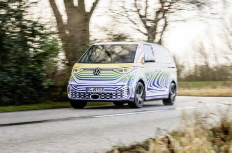 Mobilità sostenibile, lo storico furgoncino Volkswagen arriva in versione elettrica