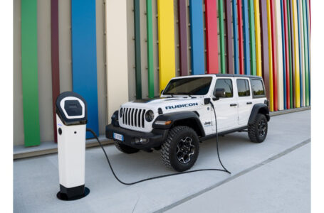 Jeep® 4xe, plug-in hybrid più venduto in Italia, si aggiudica il premio “Wards 10 Best Engines and Propulsion Systems 2022”