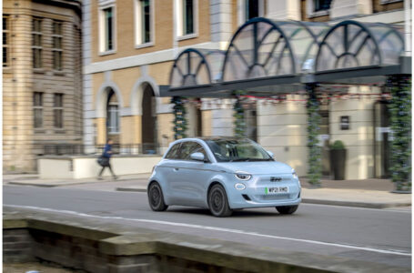 Nuova 500 nominata “best small electric car for the city” e “best convertible for value” ai What Car? Awards 2023