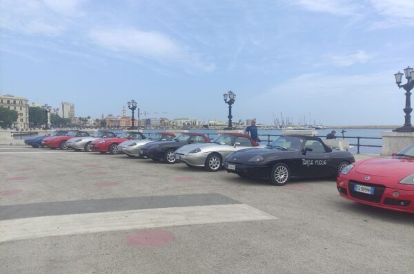 Al via Ruote nella Storia, le Fiat Barchetta sfilano in Puglia: “Per scoprirne le bellezze”