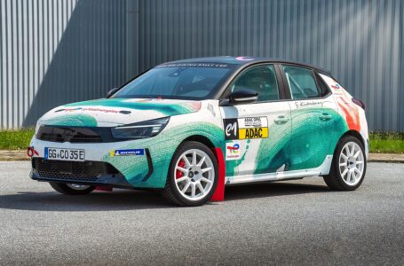 Pionieristica auto da rally elettrica come art car: Opel Corsa Rally Electric progettata da Elisa Klinkenberg