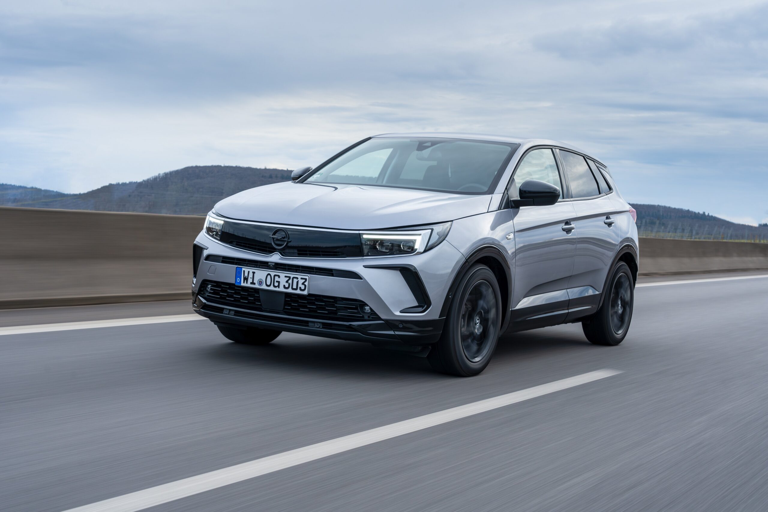 Aumenta il piacere di guida, si abbassano le emissioni: il nuovo Opel Grandland Hybrid