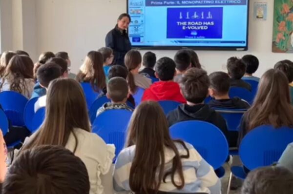 Educazione stradale con Aci nelle scuole, a Mola di Bari incontri con piccoli alunni: “Momenti preziosi”