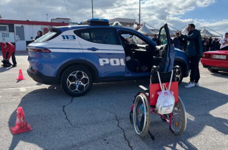 Auto sportive e volanti della polizia: a Binetto un sabato speciale per i bambini con disabilità. L’evento Aci Bari e Bat